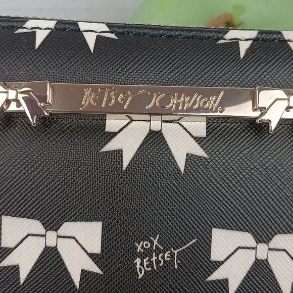 Betsey Johnson Black and White Bow Zip Around Wristlet / Wallet - Picture 2 of 8